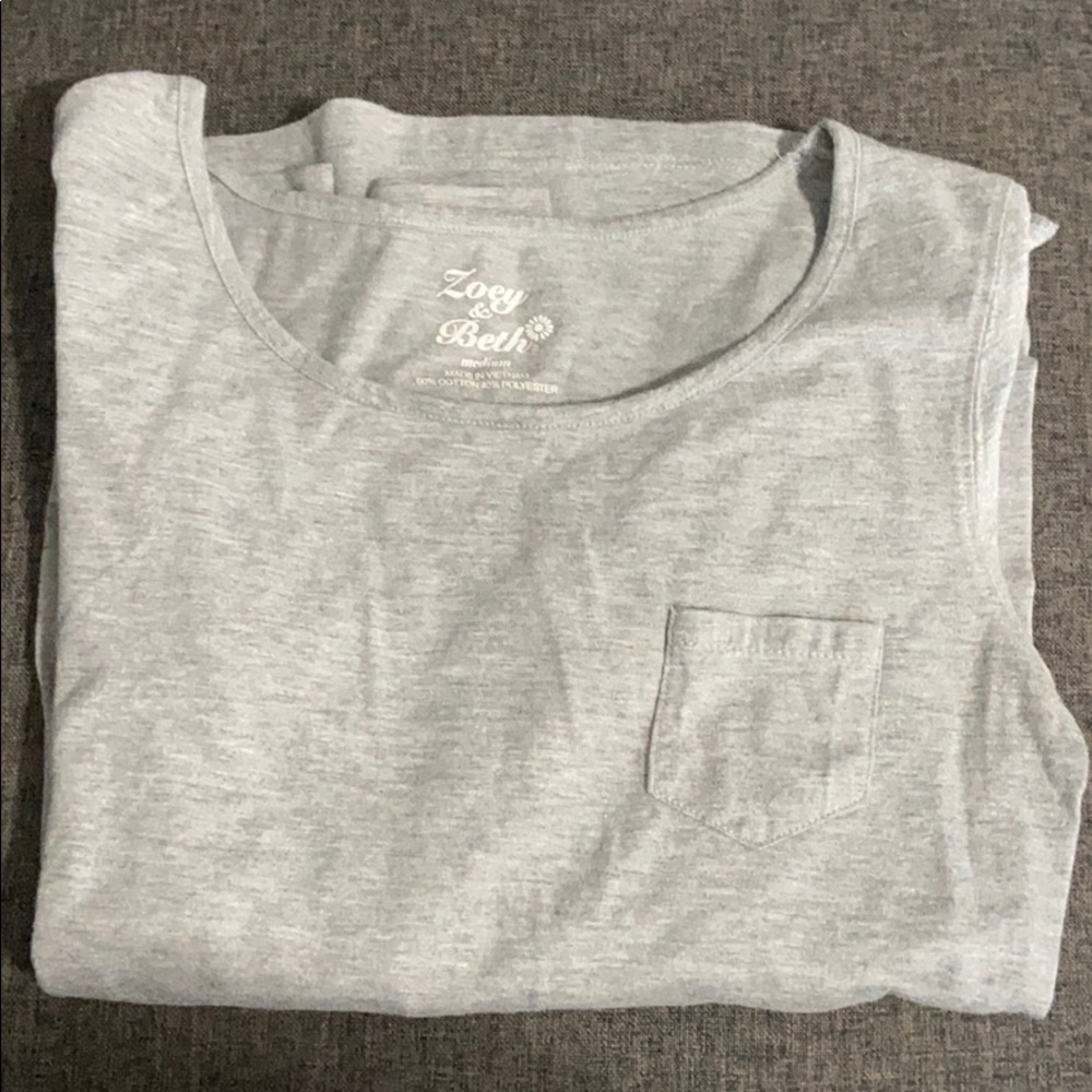 grey long sleeve shirt